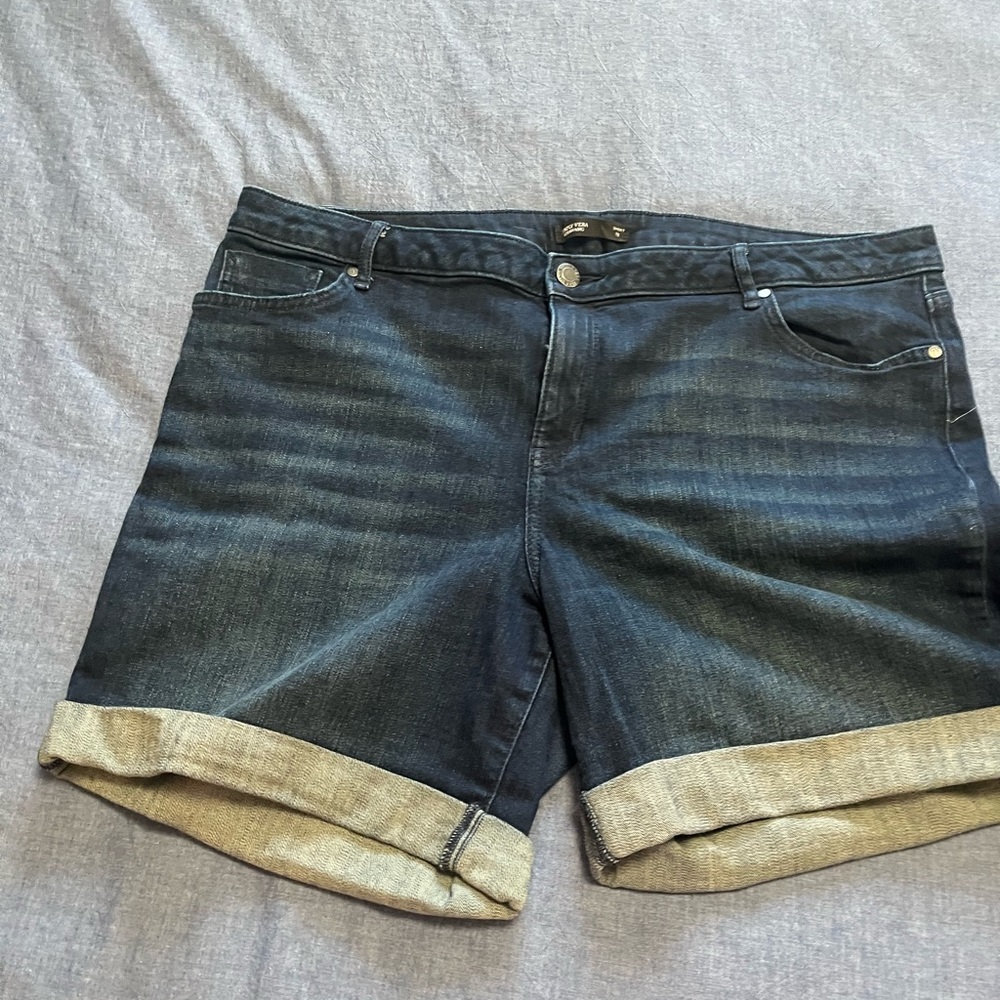 Simply Vera Wang, stretch denim short. Dark wash.